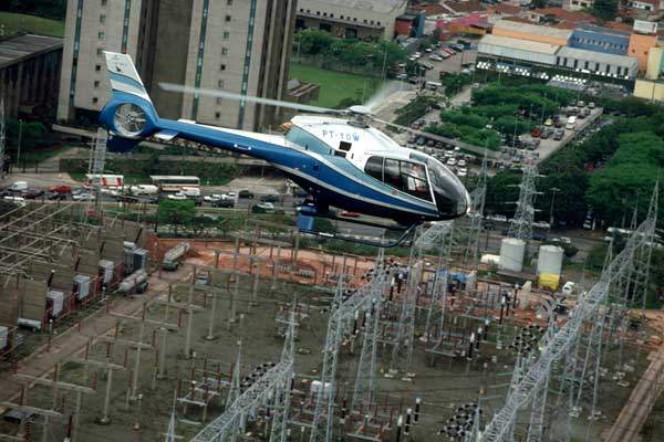 The helicopter's vehicle and engine multifunction display (VEMD) shows the pilot the main engine and vehicle parameters.